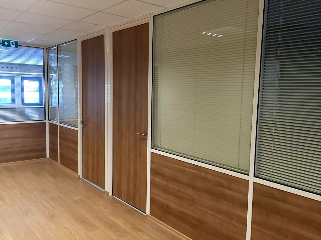 Ofis cam bölme: ahşap kapılı, jaluzili alüminyum çerçeveli bölme sistemi