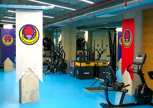 TED Ankara Koleji fitness salonu: kardiyo alanı, kolon kaplamaları ve flamalar