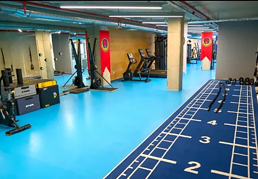 TED Ankara Koleji fitness salonu: koşu kulvarlı antrenman zemini ve ahşap duvar kaplamaları