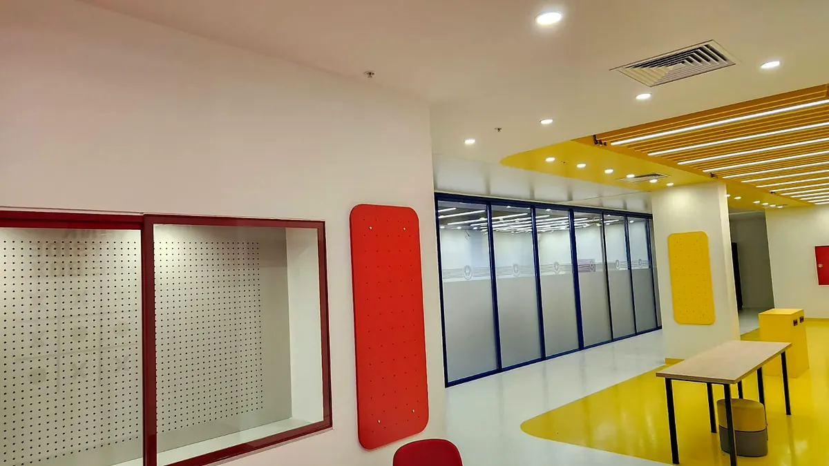 TED Üniversitesi Teacher+ laboratuvarı: delikli duvar panelleri ve renkli cam bölmeler