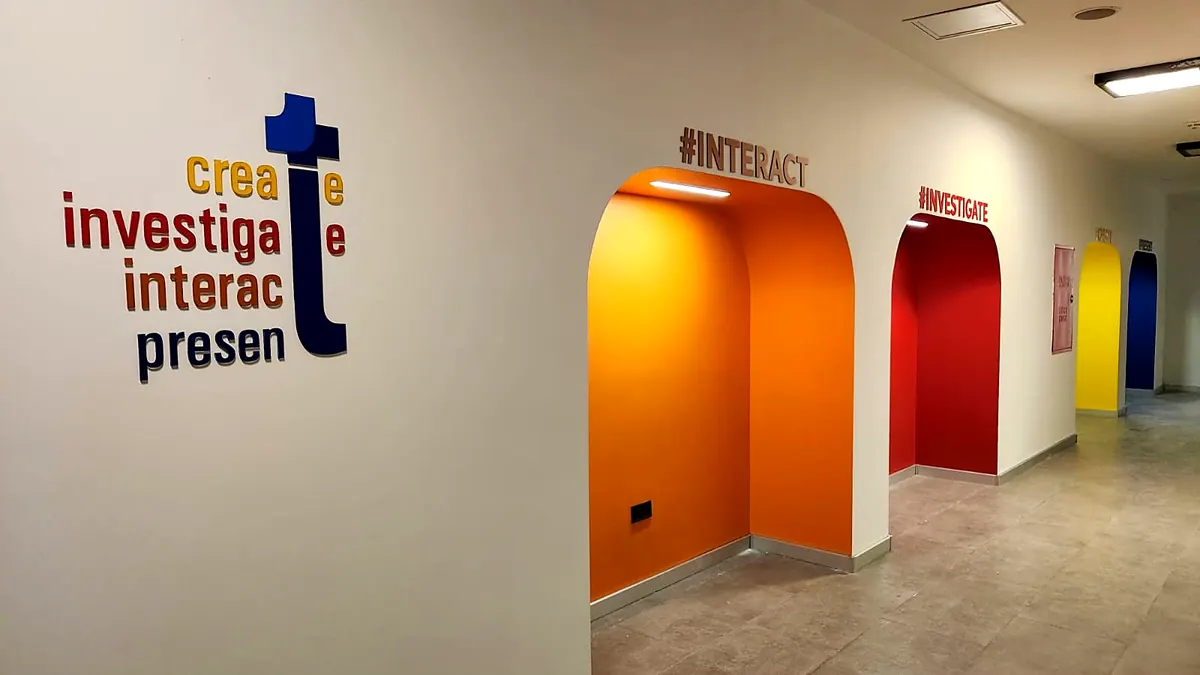 TED Üniversitesi Teacher+ laboratuvarı koridoru: renkli kemerli geçişler ve harf uygulamaları