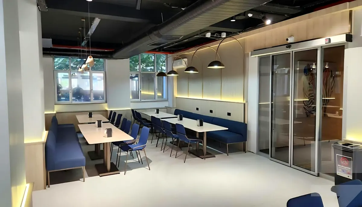 TED Üniversitesi yemekhanesi: gizli aydınlatmalı duvar dibi oturma grubu ve yemek masaları